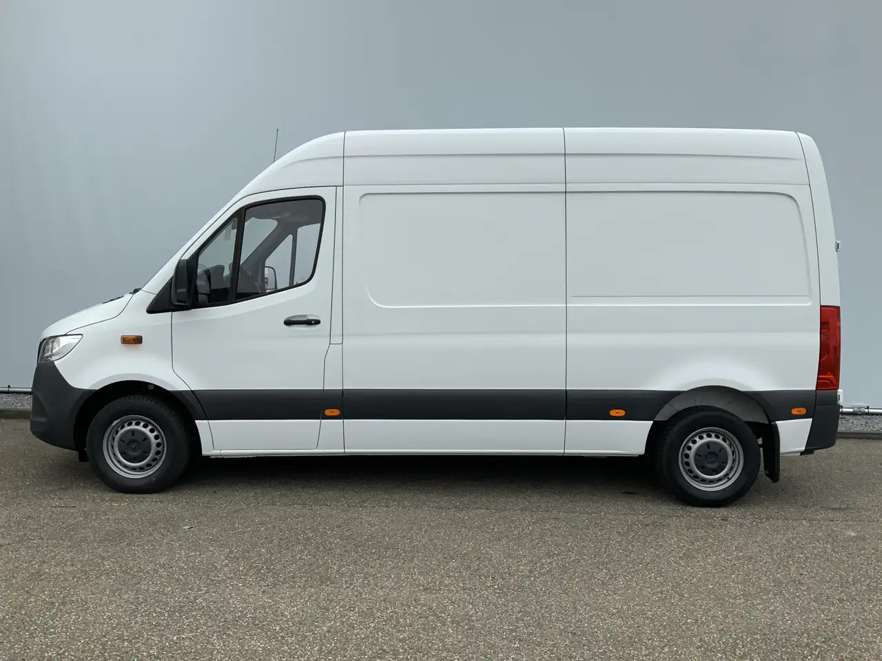 Mercedes-Benz Sprinter 314 2.2 CDI L2H2 Airco Camera Navi 3 Zits MBUX Sch - Товарен бус: снимка 3 Mercedes-Benz Sprinter 314 2.2 CDI L2H2 Airco Camera Navi 3 Zits MBUX Sch - Товарен бус: снимка 3