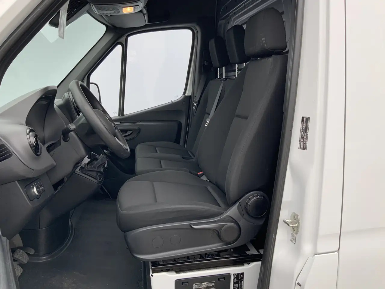 Mercedes-Benz Sprinter 314 2.2 CDI L2H2 Airco Camera Navi 3 Zits MBUX Sch - Товарен бус: снимка 4 Mercedes-Benz Sprinter 314 2.2 CDI L2H2 Airco Camera Navi 3 Zits MBUX Sch - Товарен бус: снимка 4