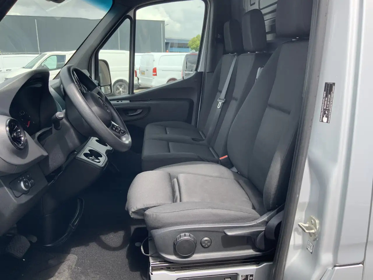 Mercedes-Benz Sprinter 315 1.9 CDI L2H2 Automaat 3 Zits Airco Navi Camera - Товарен бус: снимка 5 Mercedes-Benz Sprinter 315 1.9 CDI L2H2 Automaat 3 Zits Airco Navi Camera - Товарен бус: снимка 5