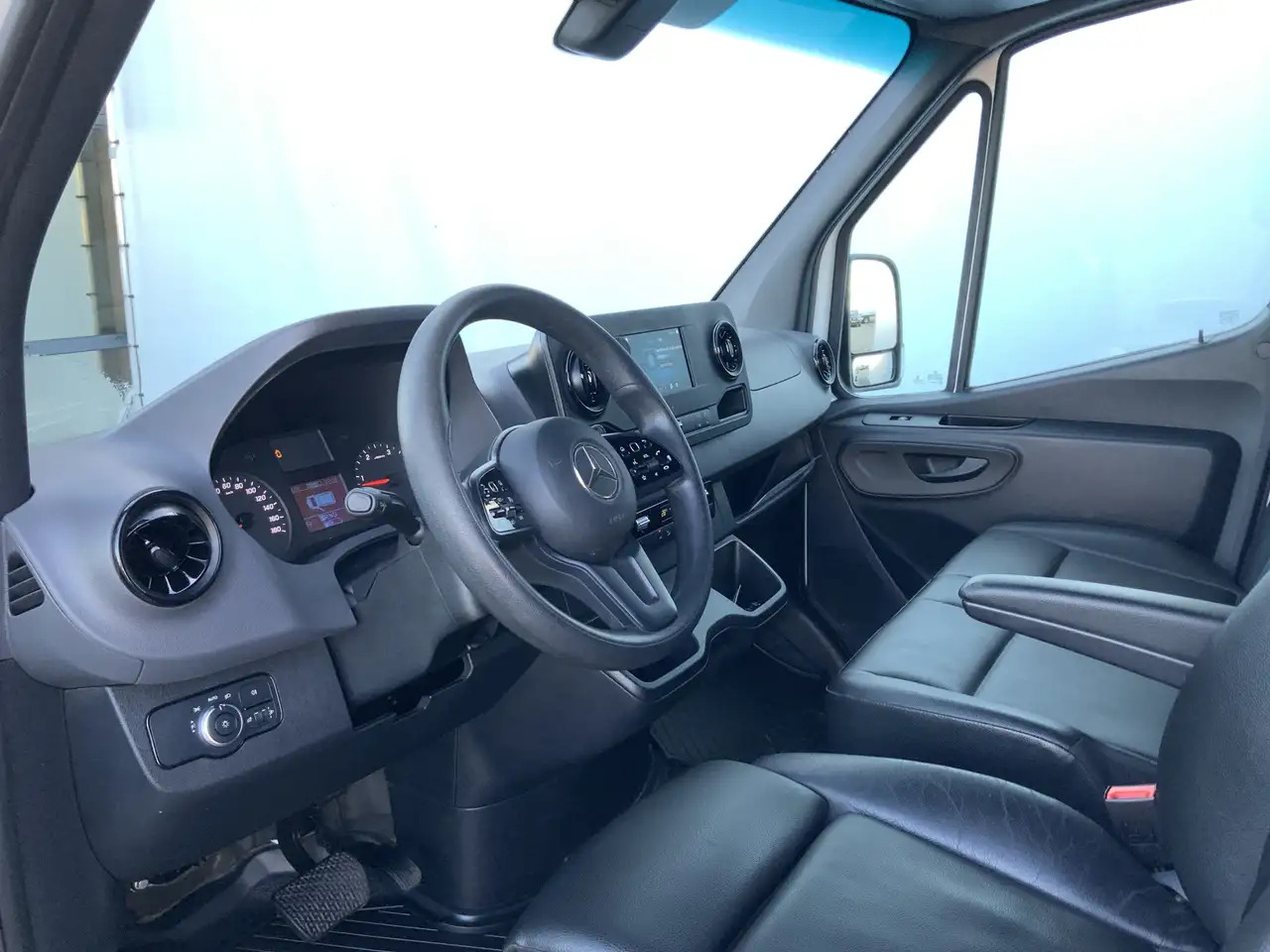 Mercedes-Benz Sprinter 319 3.0 CDI L2H2 Automaat Airco Navi Cruise Leer 3 - Товарен бус: снимка 5 Mercedes-Benz Sprinter 319 3.0 CDI L2H2 Automaat Airco Navi Cruise Leer 3 - Товарен бус: снимка 5