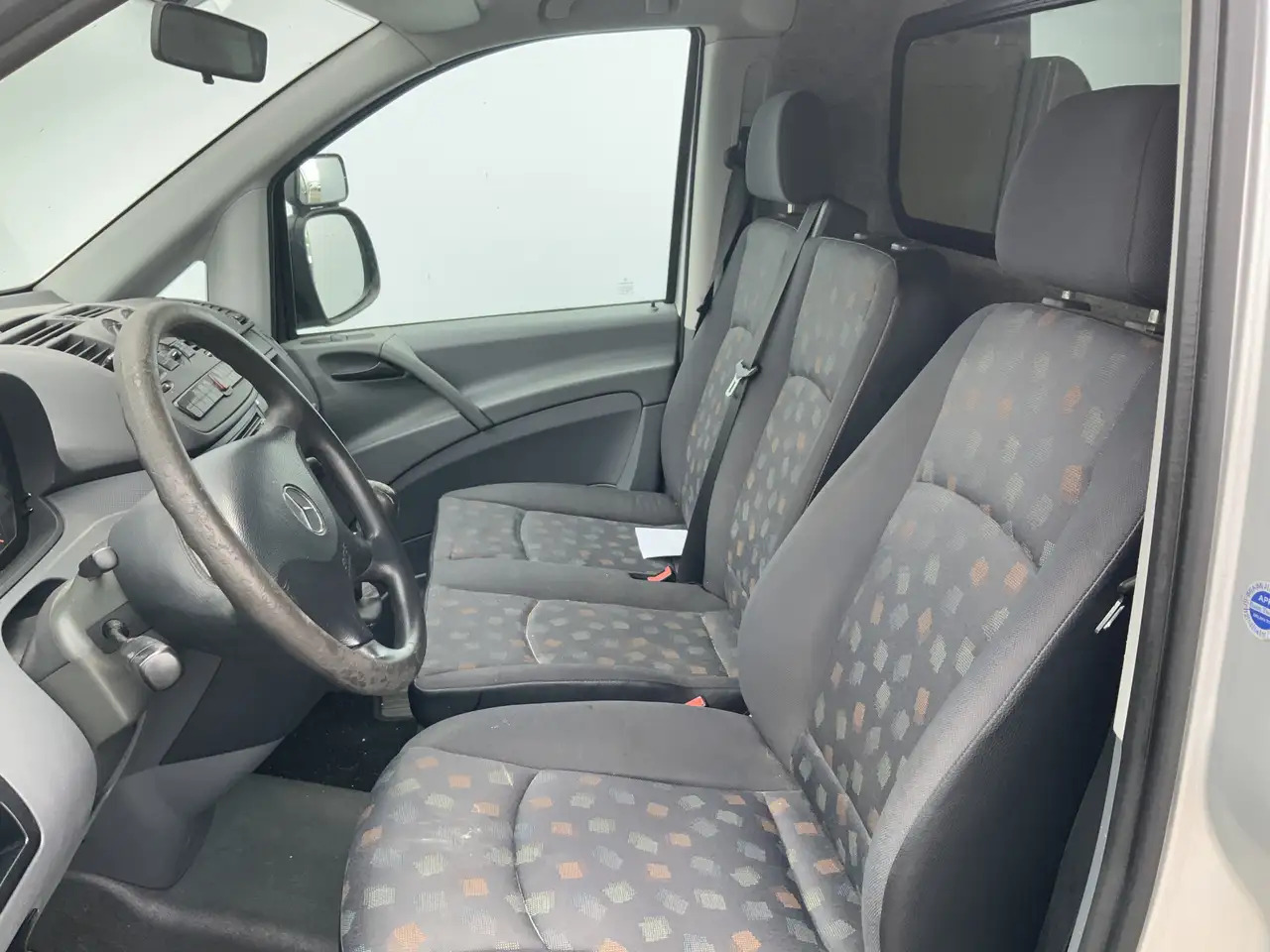 Mercedes-Benz Vito 111 CDI 320 Lang Verstuiver lek Airco Cruise 3 Zit - Малък ван: снимка 4 Mercedes-Benz Vito 111 CDI 320 Lang Verstuiver lek Airco Cruise 3 Zit - Малък ван: снимка 4