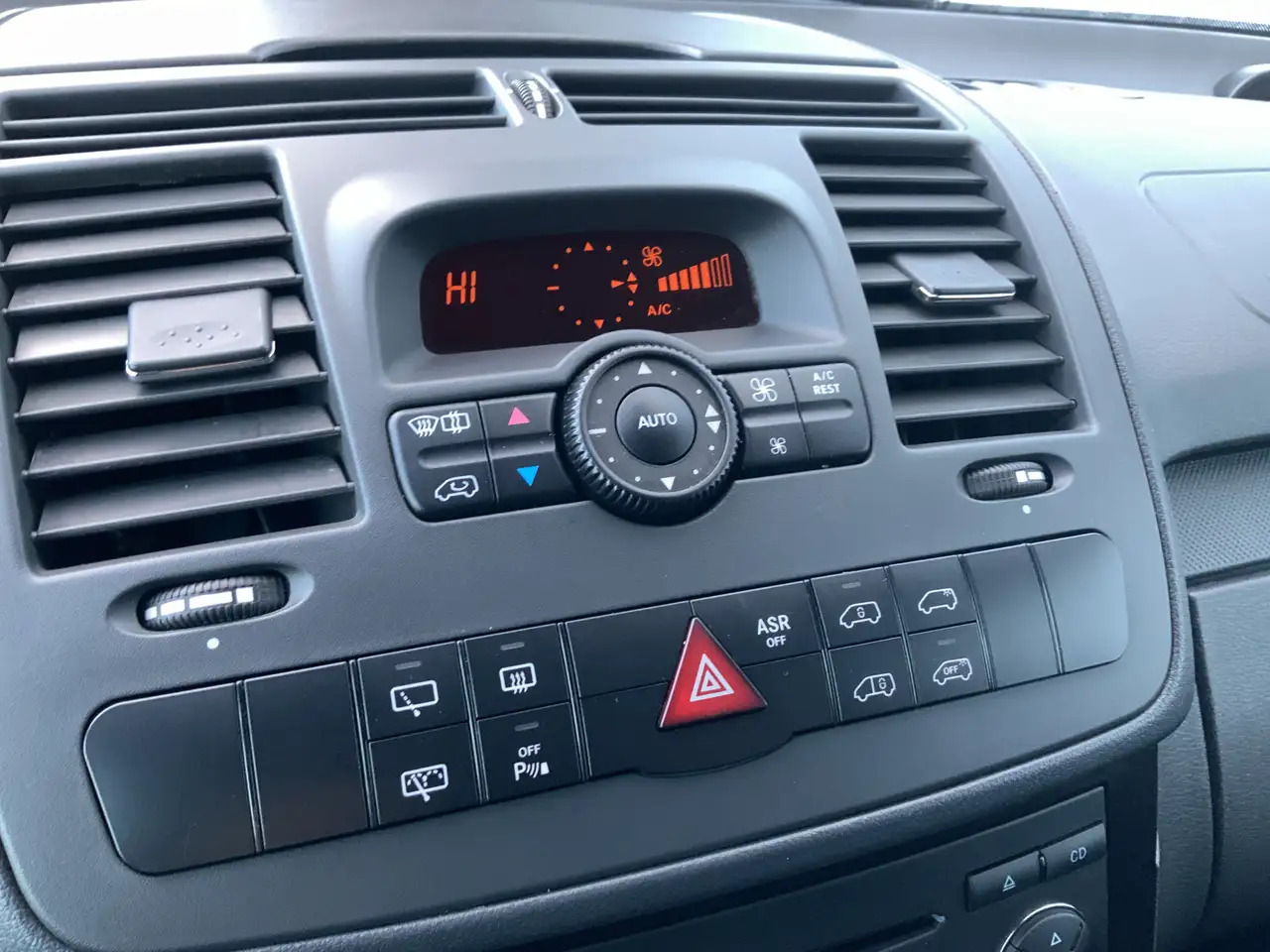 Mercedes-Benz Vito 122 CDI 320 Automaat Airco 2 Zits Leer Trekhaak 20 - Товарен бус: снимка 4 Mercedes-Benz Vito 122 CDI 320 Automaat Airco 2 Zits Leer Trekhaak 20 - Товарен бус: снимка 4