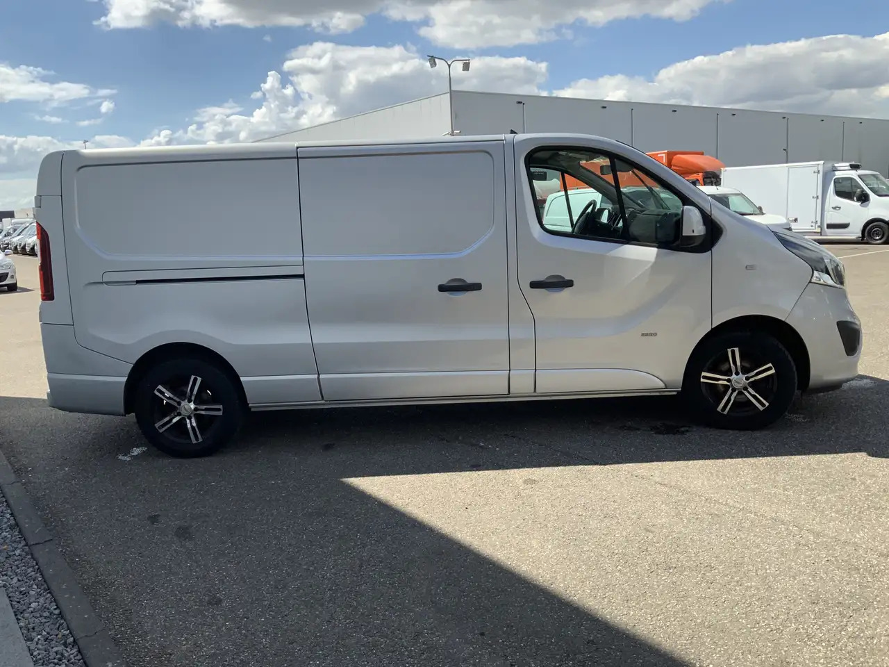 Opel Vivaro 1.6 CDTI L2H1 Sport EcoFlex (MOTOR DEFECT !!!!)Air - Товарен бус: снимка 2 Opel Vivaro 1.6 CDTI L2H1 Sport EcoFlex (MOTOR DEFECT !!!!)Air - Товарен бус: снимка 2