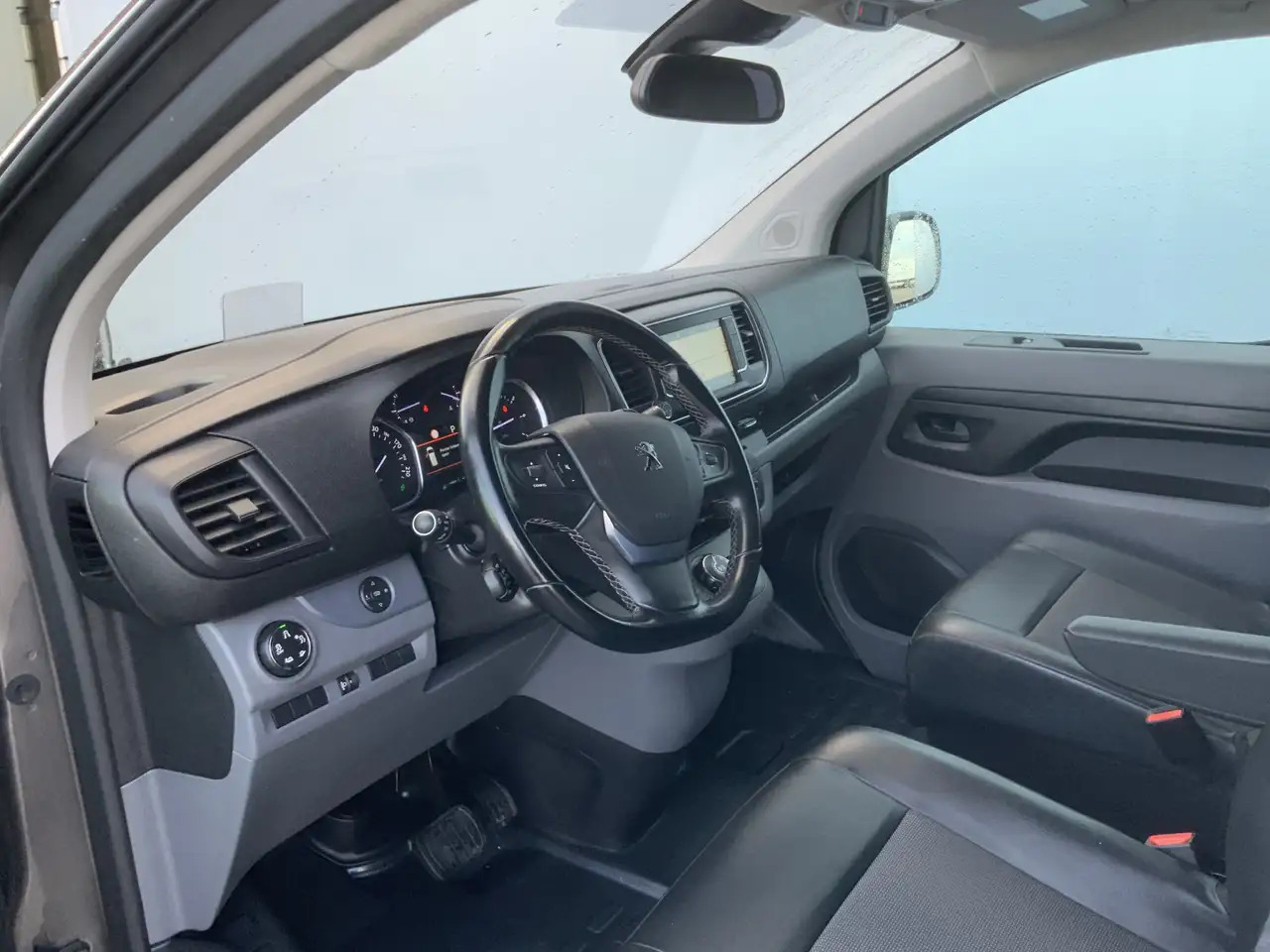 Peugeot Expert 227S 2.0 BlueHD(Koppakking Defect ) 180 Premium Pa - Товарен бус: снимка 5 Peugeot Expert 227S 2.0 BlueHD(Koppakking Defect ) 180 Premium Pa - Товарен бус: снимка 5