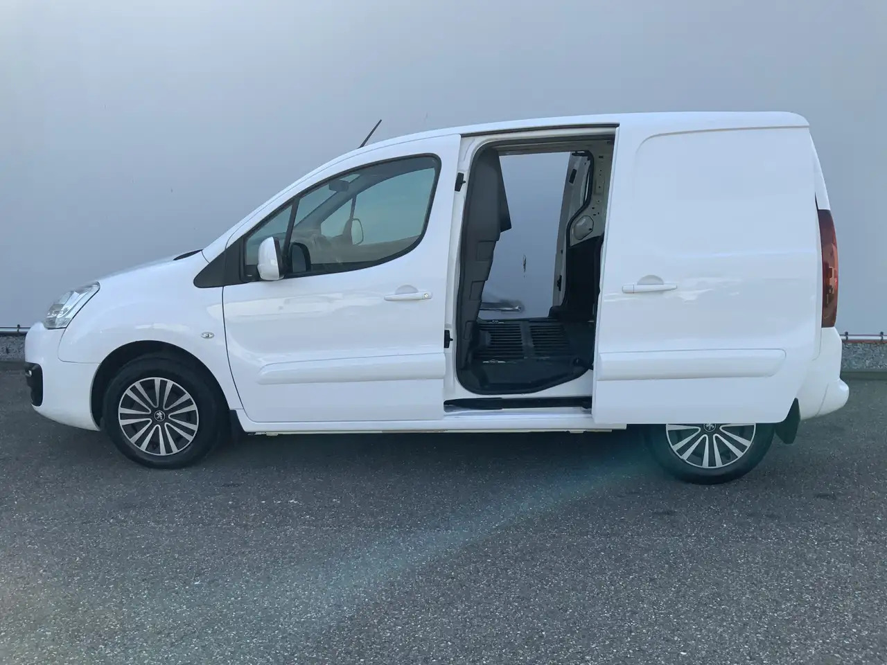 Peugeot Partner 122 1.6 BlueHDi Autom.100 L1 Premium S&S EXPORT!! - Малък ван: снимка 4 Peugeot Partner 122 1.6 BlueHDi Autom.100 L1 Premium S&S EXPORT!! - Малък ван: снимка 4