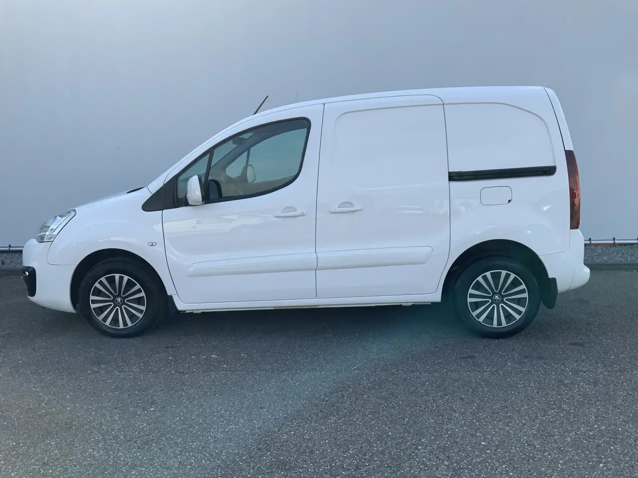 Peugeot Partner 122 1.6 BlueHDi Autom.100 L1 Premium S&S EXPORT!! - Малък ван: снимка 3 Peugeot Partner 122 1.6 BlueHDi Autom.100 L1 Premium S&S EXPORT!! - Малък ван: снимка 3