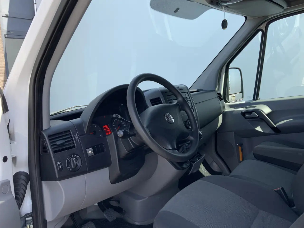Volkswagen Crafter 35 2.0 TDI L1H1 Airco Cruise 3 Zits Trekhaak 2000 - Товарен бус: снимка 5 Volkswagen Crafter 35 2.0 TDI L1H1 Airco Cruise 3 Zits Trekhaak 2000 - Товарен бус: снимка 5