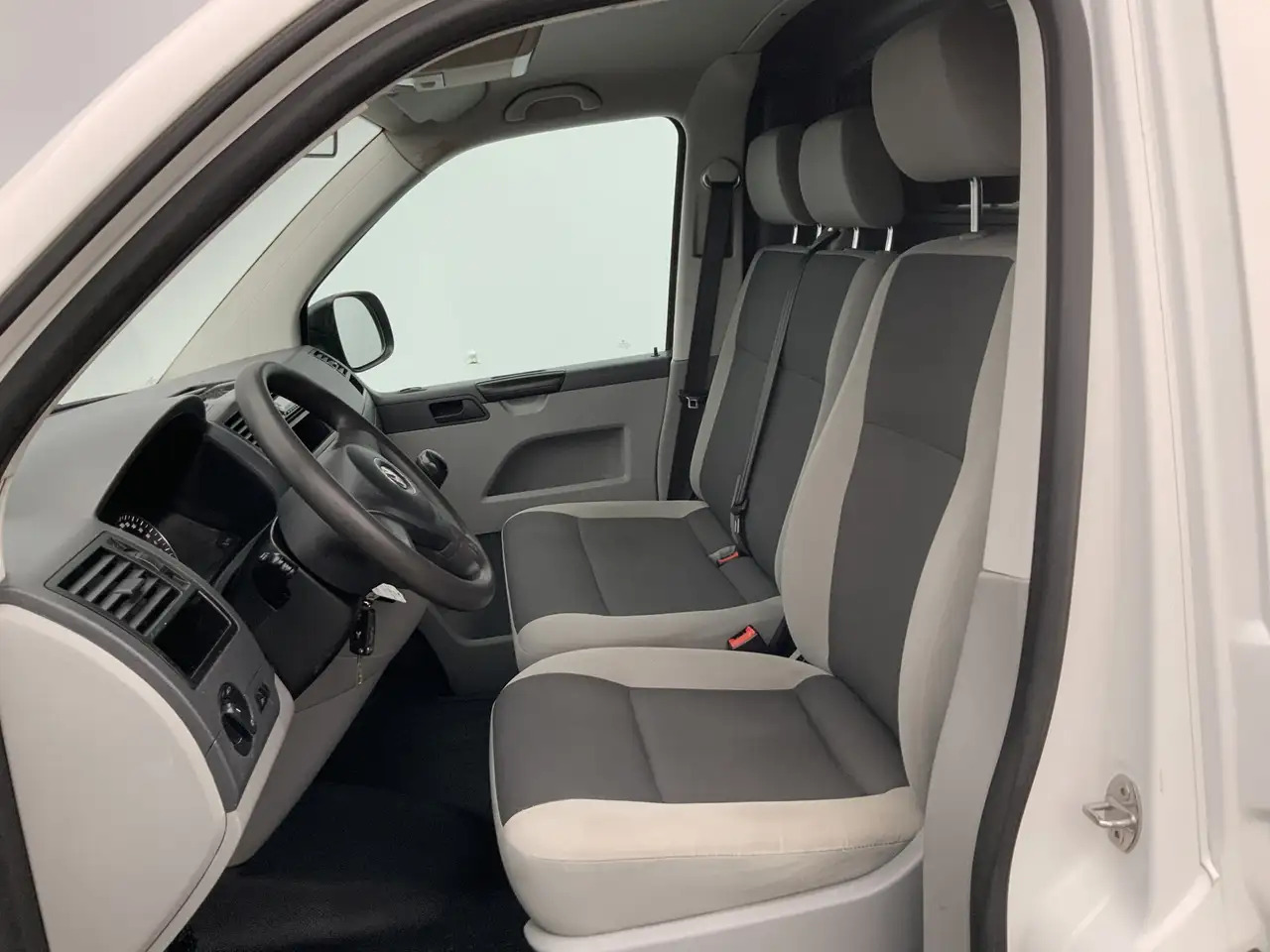 Volkswagen T5 Transporter 2.0 TDI L2H2 Airco Cruise 3 Zits Imperiaal & Trekh - Товарен бус: снимка 5 Volkswagen T5 Transporter 2.0 TDI L2H2 Airco Cruise 3 Zits Imperiaal & Trekh - Товарен бус: снимка 5