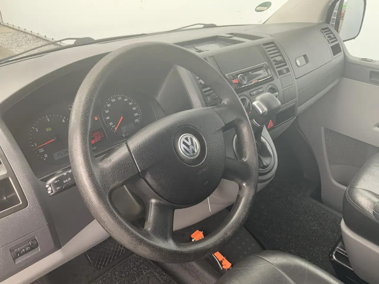 Volkswagen T5 Transporter 2.5 TDI 340 Automaat Trendline Dub Cab 5 Zits Leer - Бус с двойна кабина: снимка 4 Volkswagen T5 Transporter 2.5 TDI 340 Automaat Trendline Dub Cab 5 Zits Leer - Бус с двойна кабина: снимка 4