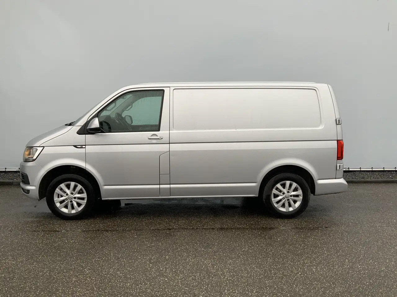 Volkswagen T6 Transporter 2.0 TDI L1H1 Highline Airco Cruise Alu Velg( R Por - Товарен бус: снимка 3 Volkswagen T6 Transporter 2.0 TDI L1H1 Highline Airco Cruise Alu Velg( R Por - Товарен бус: снимка 3