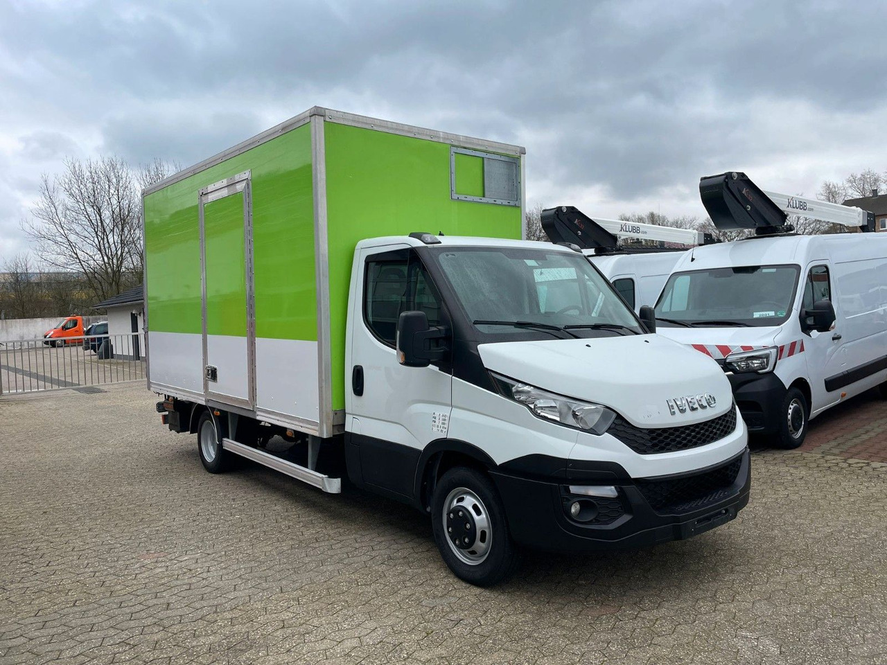 Iveco Daily 35C15 Koffer 4.2m Ladebordwand - Лекотоварен автомобил фургон: снимка 2 Iveco Daily 35C15 Koffer 4.2m Ladebordwand - Лекотоварен автомобил фургон: снимка 2