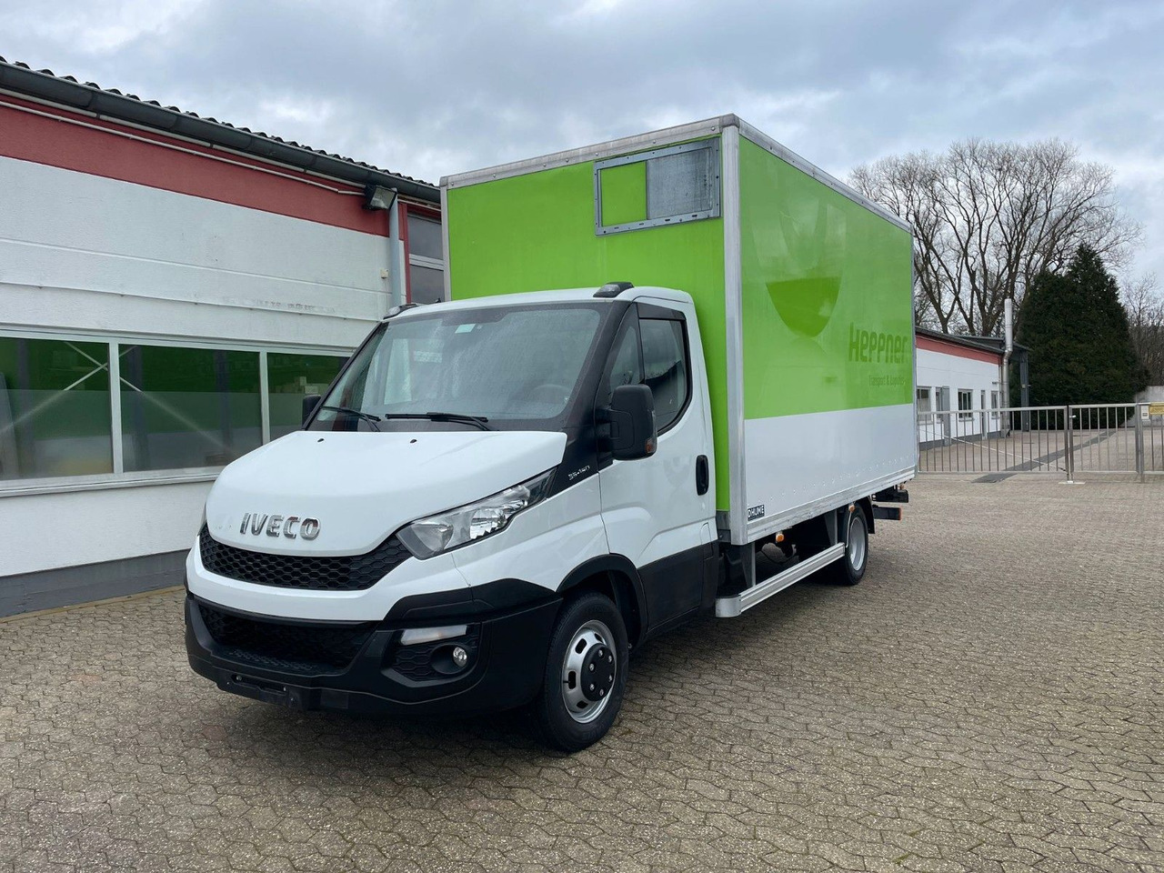 Iveco Daily 35C15 Koffer 4.2m Ladebordwand - Лекотоварен автомобил фургон: снимка 1 Iveco Daily 35C15 Koffer 4.2m Ladebordwand - Лекотоварен автомобил фургон: снимка 1