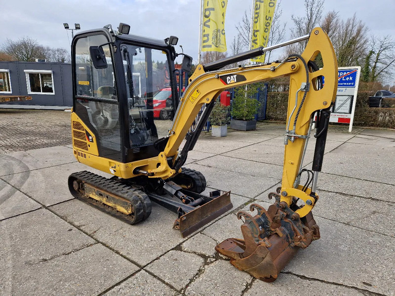 Caterpillar 301.7D with low hours! - Мини багер: снимка 2 Caterpillar 301.7D with low hours! - Мини багер: снимка 2