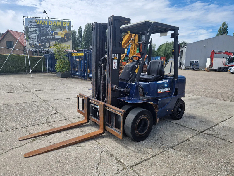 Caterpillar DP25K met breed vorkenbord - Дизелов мотокар: снимка 1 Caterpillar DP25K met breed vorkenbord - Дизелов мотокар: снимка 1