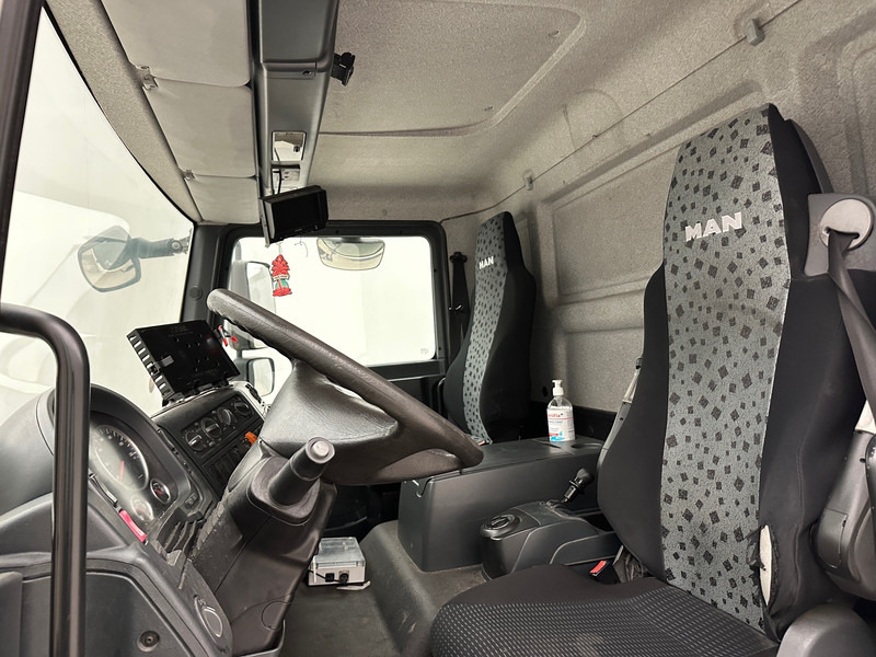 Interior photo 3: Камион цистерна За превоз на гориво MAN TGM 18.290 - 4x2