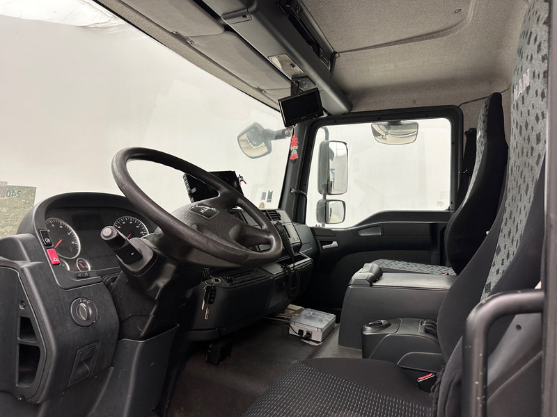 Interior photo 2: Камион цистерна За превоз на гориво MAN TGM 18.290 - 4x2