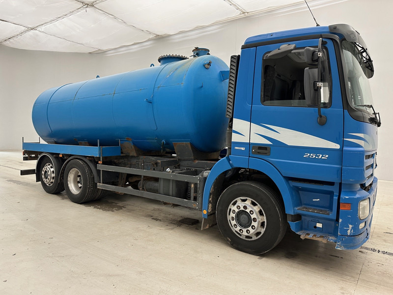 Mercedes-Benz Actros 2532 - 6x2 - Камион цистерна: снимка 3 Mercedes-Benz Actros 2532 - 6x2 - Камион цистерна: снимка 3