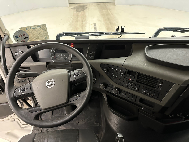 Interior photo 1: Влекач Volvo FH 460 Globetrotter - ADR