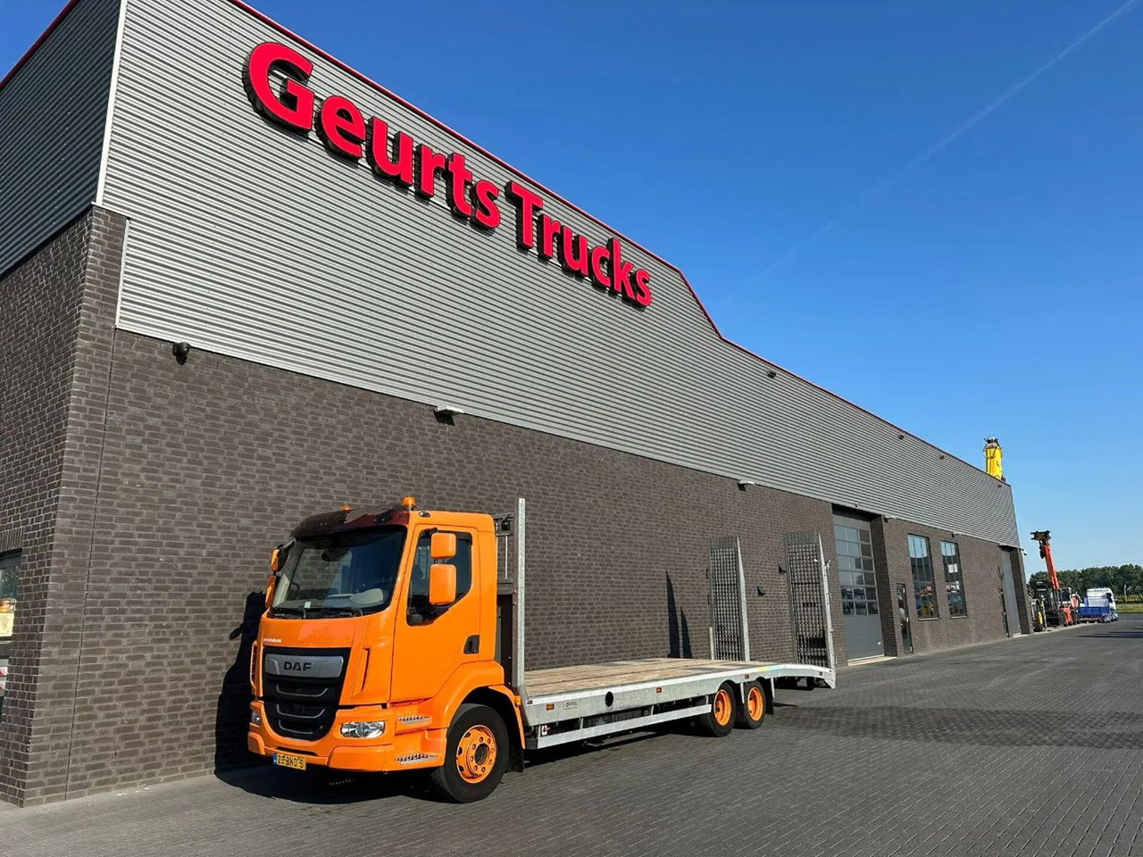 DAF LF OPRIJ 23-82 V OPRIJWAGEN / MACHINE TRANSPORTE - Автовоз камион: снимка 2 DAF LF OPRIJ 23-82 V OPRIJWAGEN / MACHINE TRANSPORTE - Автовоз камион: снимка 2