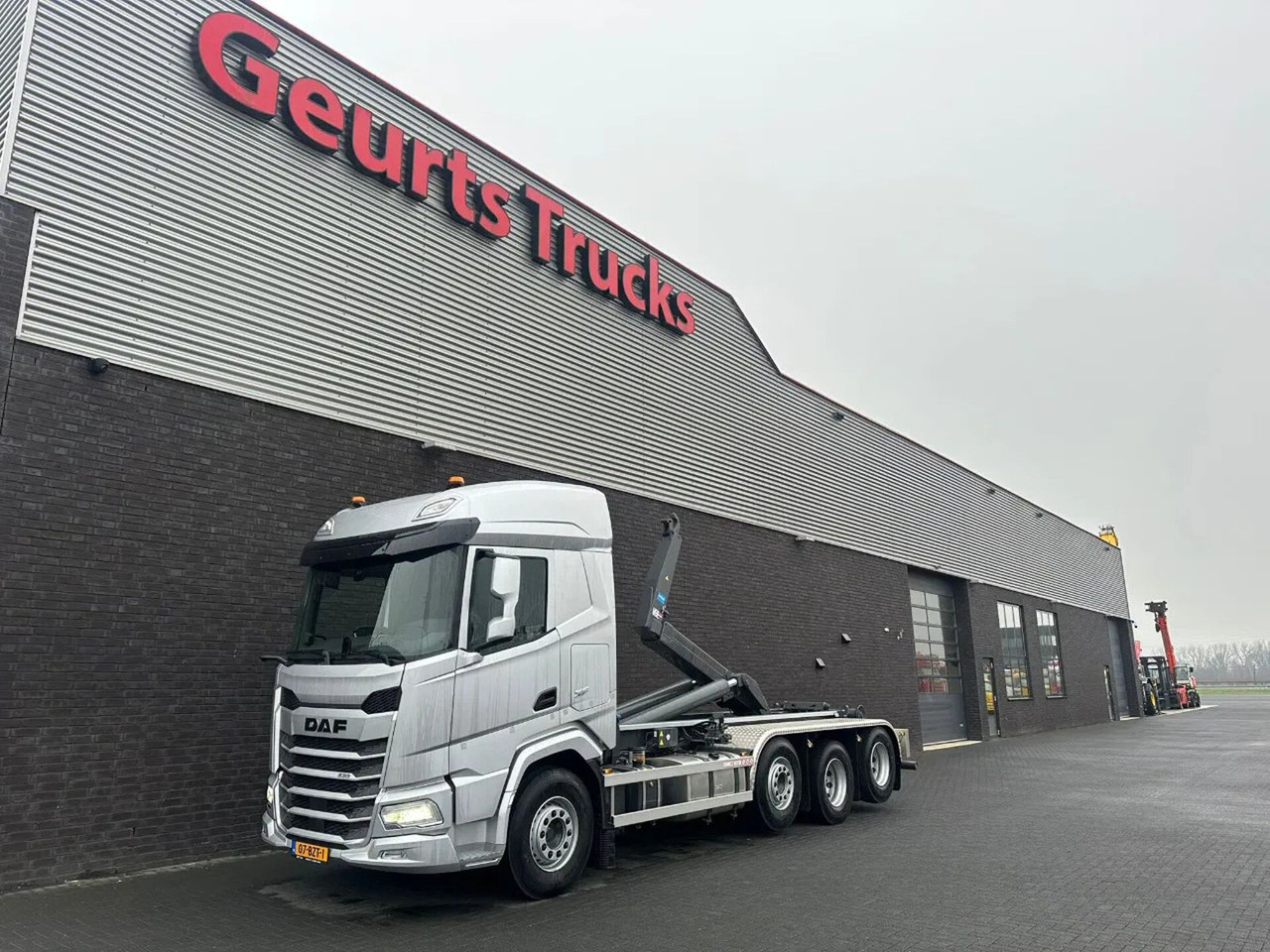 DAF XF 530 8X2 TRIPLE VDL S-30-6700 HAAKARMSYSTEEM/A - Мултилифт с кука камион: снимка 2 DAF XF 530 8X2 TRIPLE VDL S-30-6700 HAAKARMSYSTEEM/A - Мултилифт с кука камион: снимка 2