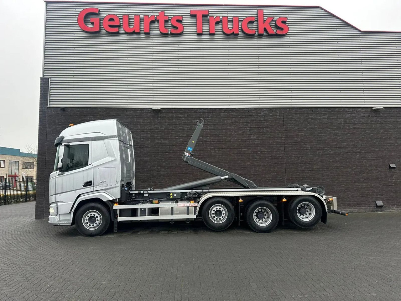 DAF XF 530 8X2 TRIPLE VDL S-30-6700 HAAKARMSYSTEEM/A - Мултилифт с кука камион: снимка 1 DAF XF 530 8X2 TRIPLE VDL S-30-6700 HAAKARMSYSTEEM/A - Мултилифт с кука камион: снимка 1
