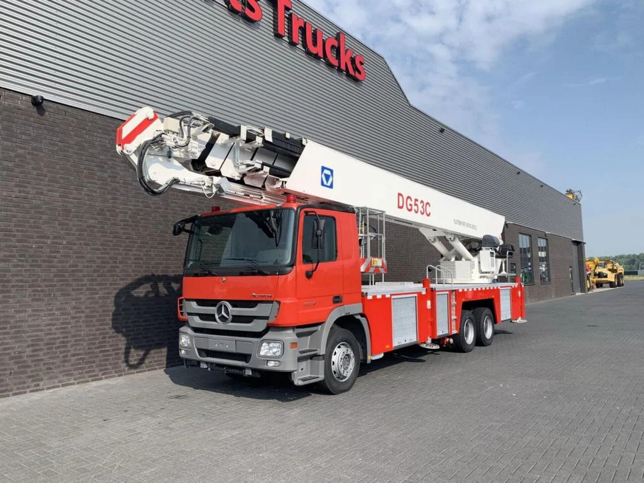 Mercedes-Benz Actros 3332 6X4 XCMG DG53C FIRE FIGTHING PLATFOR - Пожарна кола: снимка 2 Mercedes-Benz Actros 3332 6X4 XCMG DG53C FIRE FIGTHING PLATFOR - Пожарна кола: снимка 2