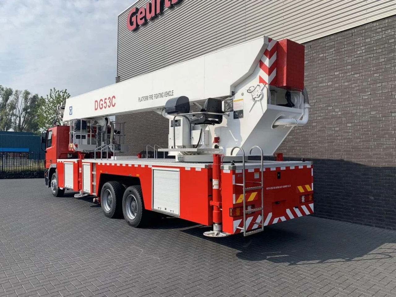 Mercedes-Benz Actros 3332 6X4 XCMG DG53C FIRE FIGTHING PLATFOR - Пожарна кола: снимка 3 Mercedes-Benz Actros 3332 6X4 XCMG DG53C FIRE FIGTHING PLATFOR - Пожарна кола: снимка 3