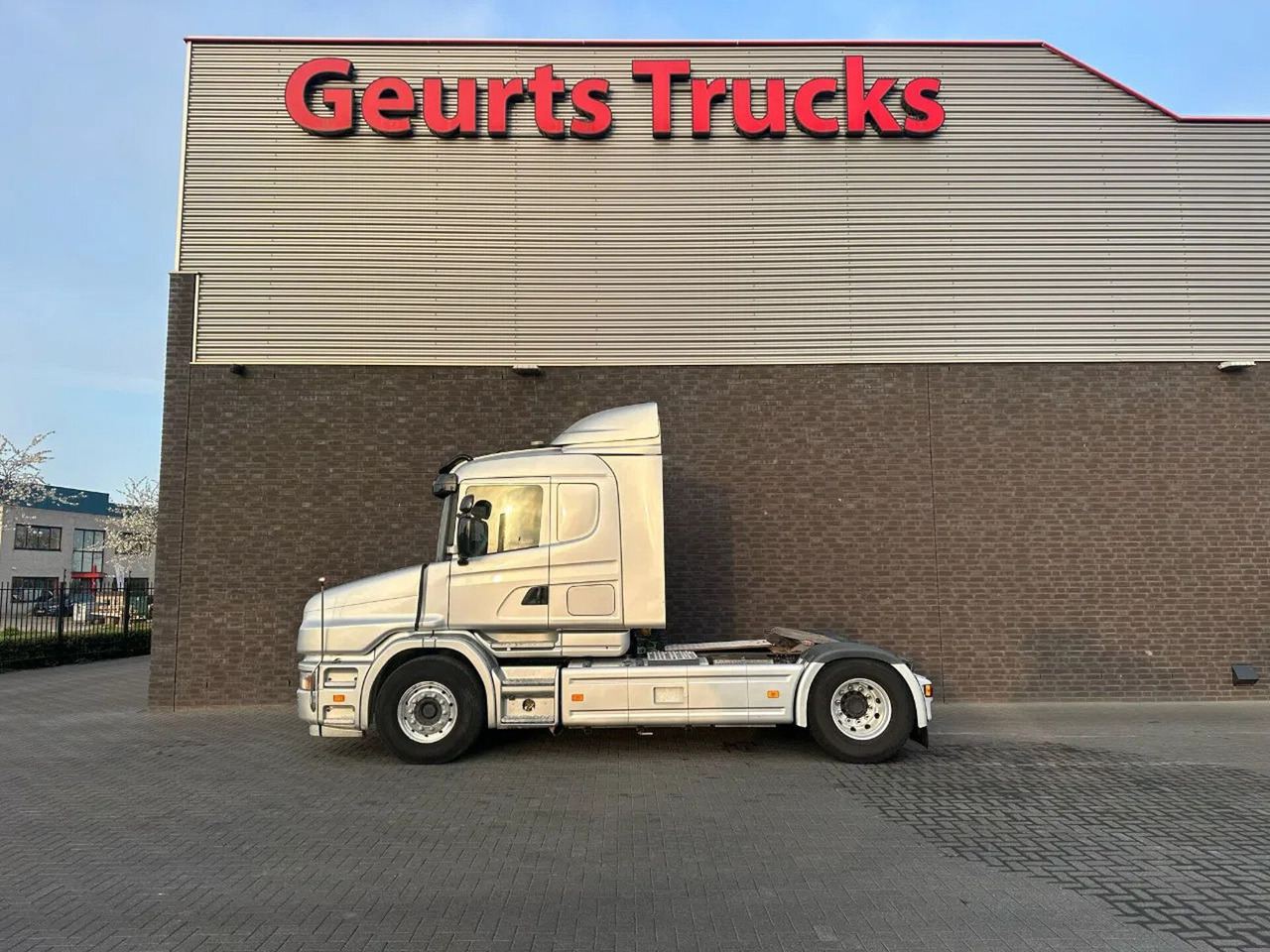Scania T 124 LA4X2NA 420 ORIGINAL KM TREKKER MET HYDRAU - Влекач: снимка 1 Scania T 124 LA4X2NA 420 ORIGINAL KM TREKKER MET HYDRAU - Влекач: снимка 1