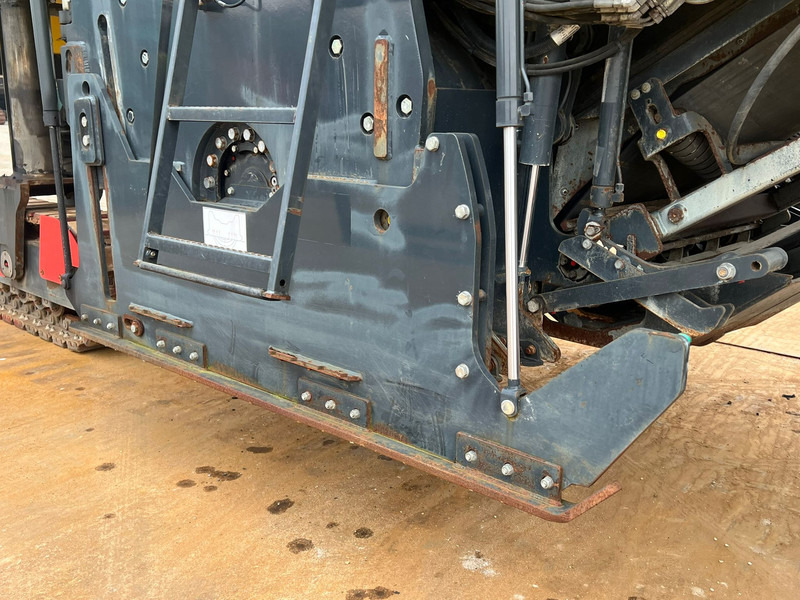 Техника за слагане на асфалт Bomag BM2000/75 Cold Planer: снимка 18 Техника за слагане на асфалт Bomag BM2000/75 Cold Planer: снимка 18