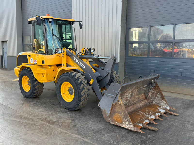 Колесен товарач Volvo L30G: снимка 7