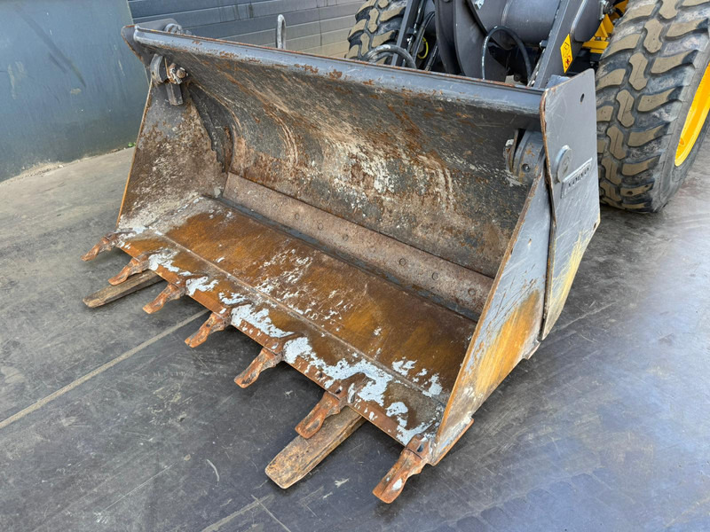Колесен товарач Volvo L30G: снимка 16