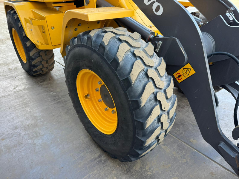 Колесен товарач Volvo L30G: снимка 11