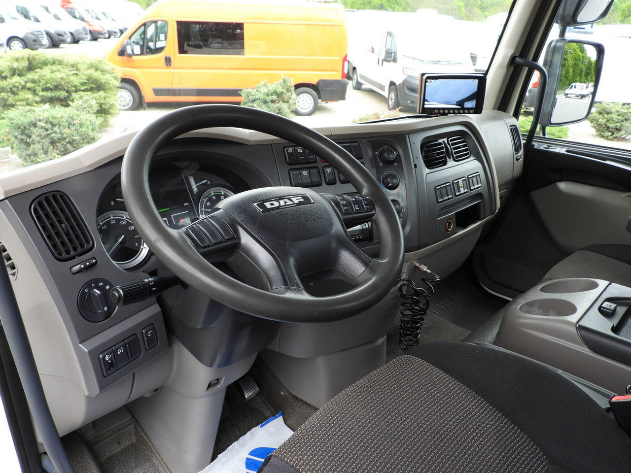 DAF LF 180 THREE-WAY TIPPER CRUISE CONTROL LED LIGHTS AUTOMATIC TRANSMISSION TWIN WHEELS AIR CONDITIONING 180HP - Самосвал камион: снимка 2 DAF LF 180 THREE-WAY TIPPER CRUISE CONTROL LED LIGHTS AUTOMATIC TRANSMISSION TWIN WHEELS AIR CONDITIONING 180HP - Самосвал камион: снимка 2