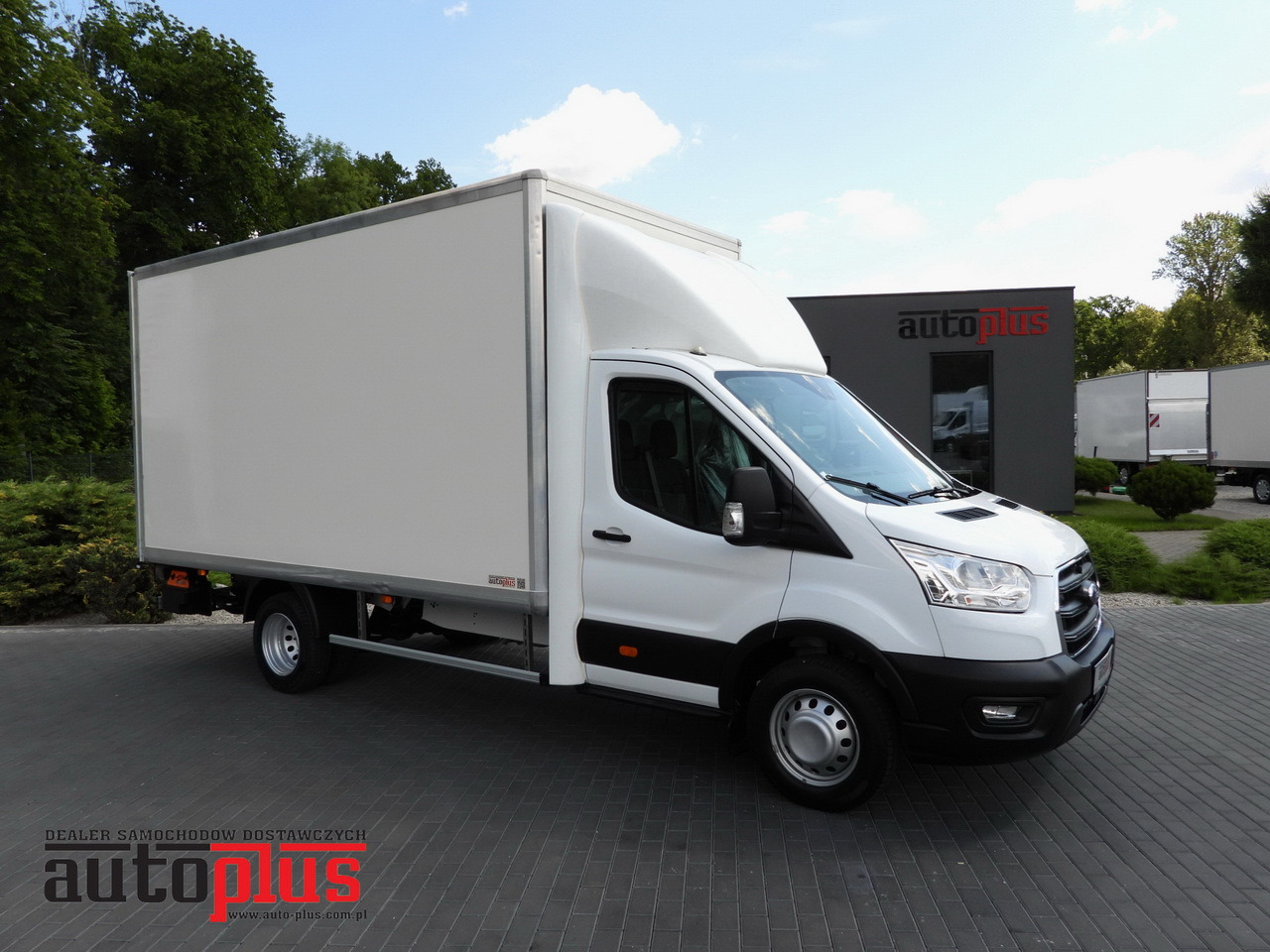 FORD TRANSIT BOX LIFT 8 PALLETS CRUISE CONTROL LED LIGHTS TWIN WHEELS AIR CONDITIONING  130HP - Лекотоварен автомобил фургон: снимка 1 FORD TRANSIT BOX LIFT 8 PALLETS CRUISE CONTROL LED LIGHTS TWIN WHEELS AIR CONDITIONING  130HP - Лекотоварен автомобил фургон: снимка 1