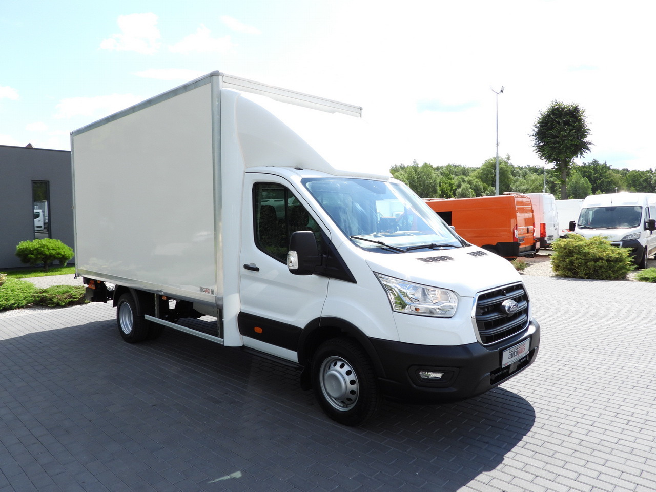 FORD TRANSIT BOX LIFT 8 PALLETS CRUISE CONTROL LED LIGHTS TWIN WHEELS AIR CONDITIONING 130HP - Лекотоварен автомобил фургон: снимка 4 FORD TRANSIT BOX LIFT 8 PALLETS CRUISE CONTROL LED LIGHTS TWIN WHEELS AIR CONDITIONING 130HP - Лекотоварен автомобил фургон: снимка 4
