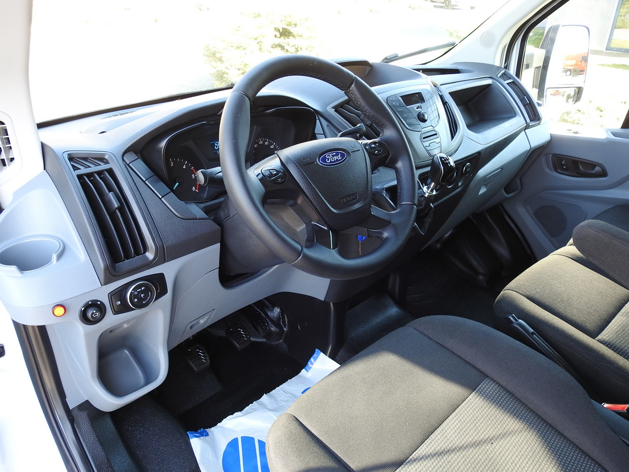 FORD TRANSIT  BOX LIFT 8 PALLETS TWIN WHEELS AIR CONDITIONING  130HP - Лекотоварен автомобил фургон: снимка 2 FORD TRANSIT  BOX LIFT 8 PALLETS TWIN WHEELS AIR CONDITIONING  130HP - Лекотоварен автомобил фургон: снимка 2