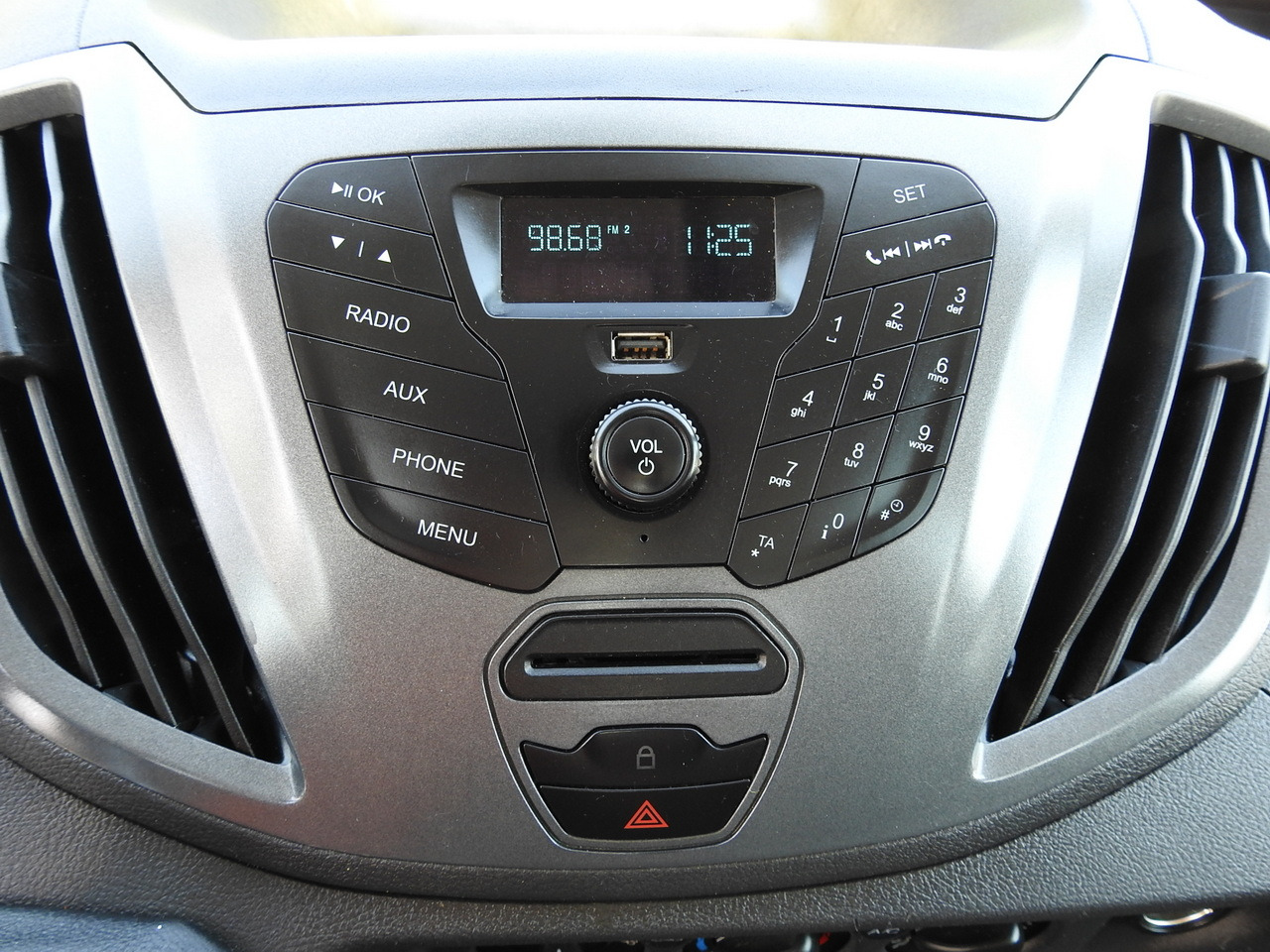 Бус с двойна кабина FORD TRANSIT STAKE BODY DOUBLE CABIN DOKA 7 SEATS AIR CONDITIONING  130HP: снимка 28 Бус с двойна кабина FORD TRANSIT STAKE BODY DOUBLE CABIN DOKA 7 SEATS AIR CONDITIONING  130HP: снимка 28