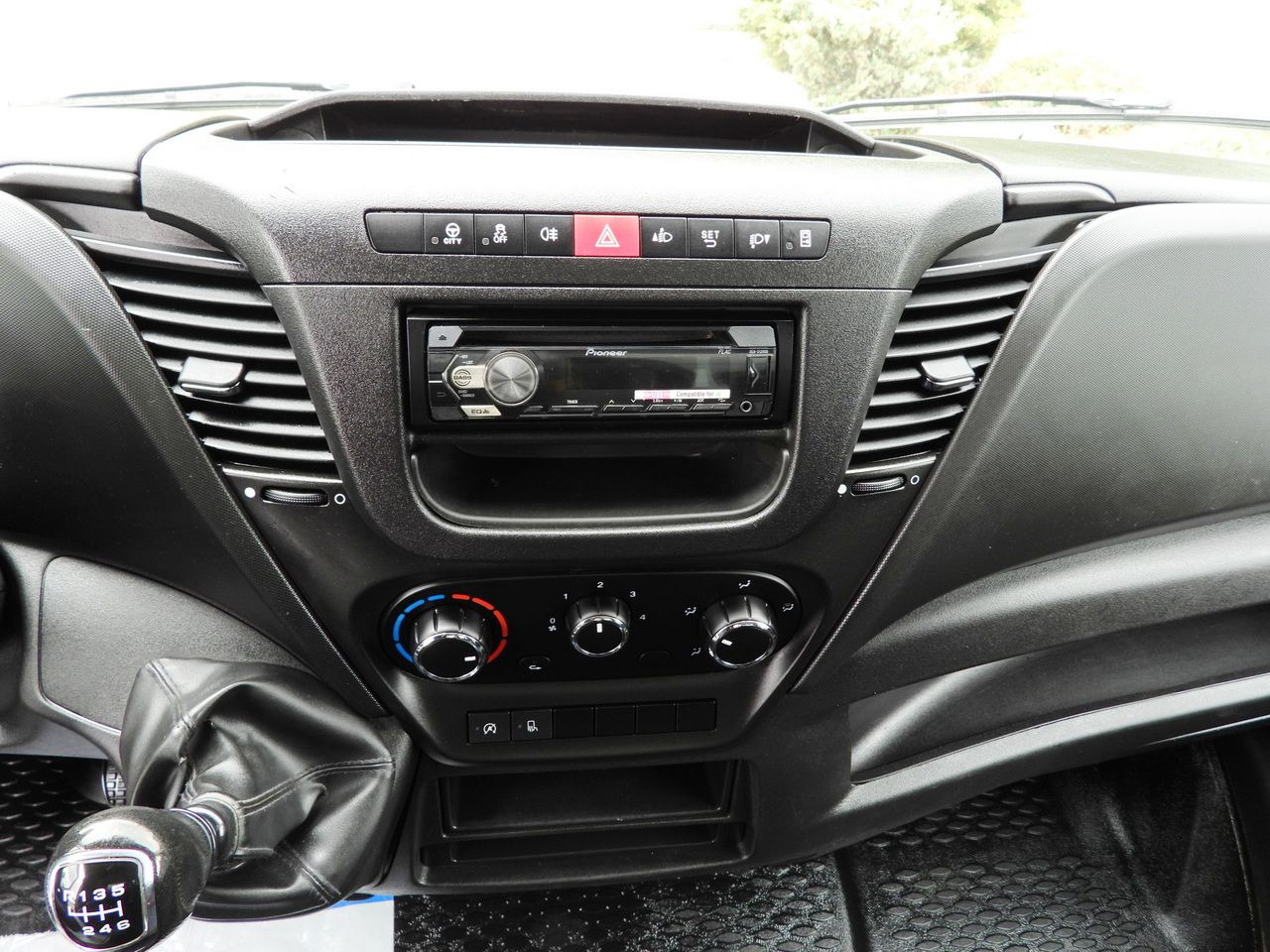 Лизинг на IVECO DAILY 35C14 TIPPER CRUISE CONTROL TWIN WHEELS 140HP IVECO DAILY 35C14 TIPPER CRUISE CONTROL TWIN WHEELS 140HP: снимка 34 Лизинг на IVECO DAILY 35C14 TIPPER CRUISE CONTROL TWIN WHEELS 140HP IVECO DAILY 35C14 TIPPER CRUISE CONTROL TWIN WHEELS 140HP: снимка 34