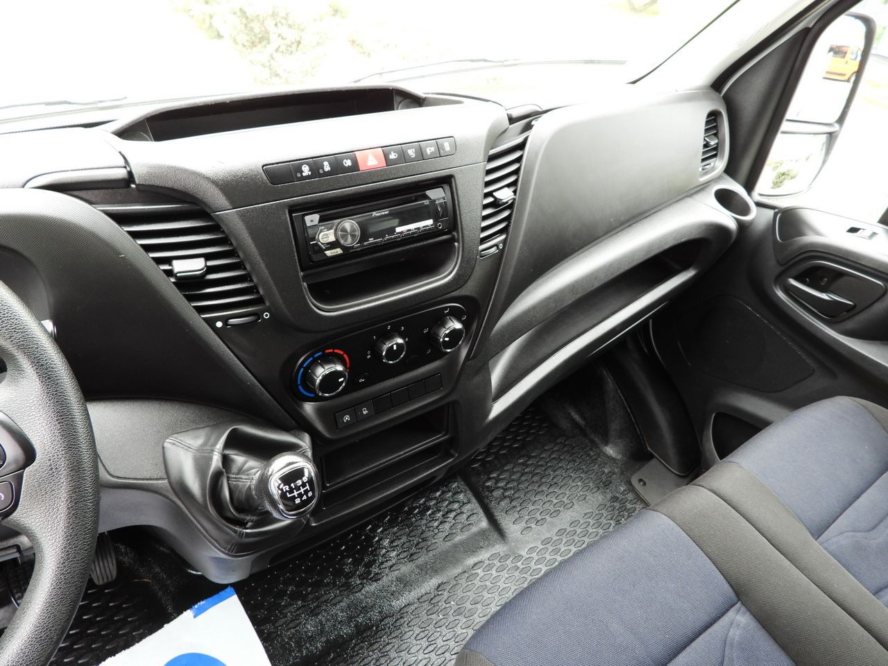 Лизинг на IVECO DAILY 35C14 TIPPER CRUISE CONTROL TWIN WHEELS 140HP IVECO DAILY 35C14 TIPPER CRUISE CONTROL TWIN WHEELS 140HP: снимка 32 Лизинг на IVECO DAILY 35C14 TIPPER CRUISE CONTROL TWIN WHEELS 140HP IVECO DAILY 35C14 TIPPER CRUISE CONTROL TWIN WHEELS 140HP: снимка 32