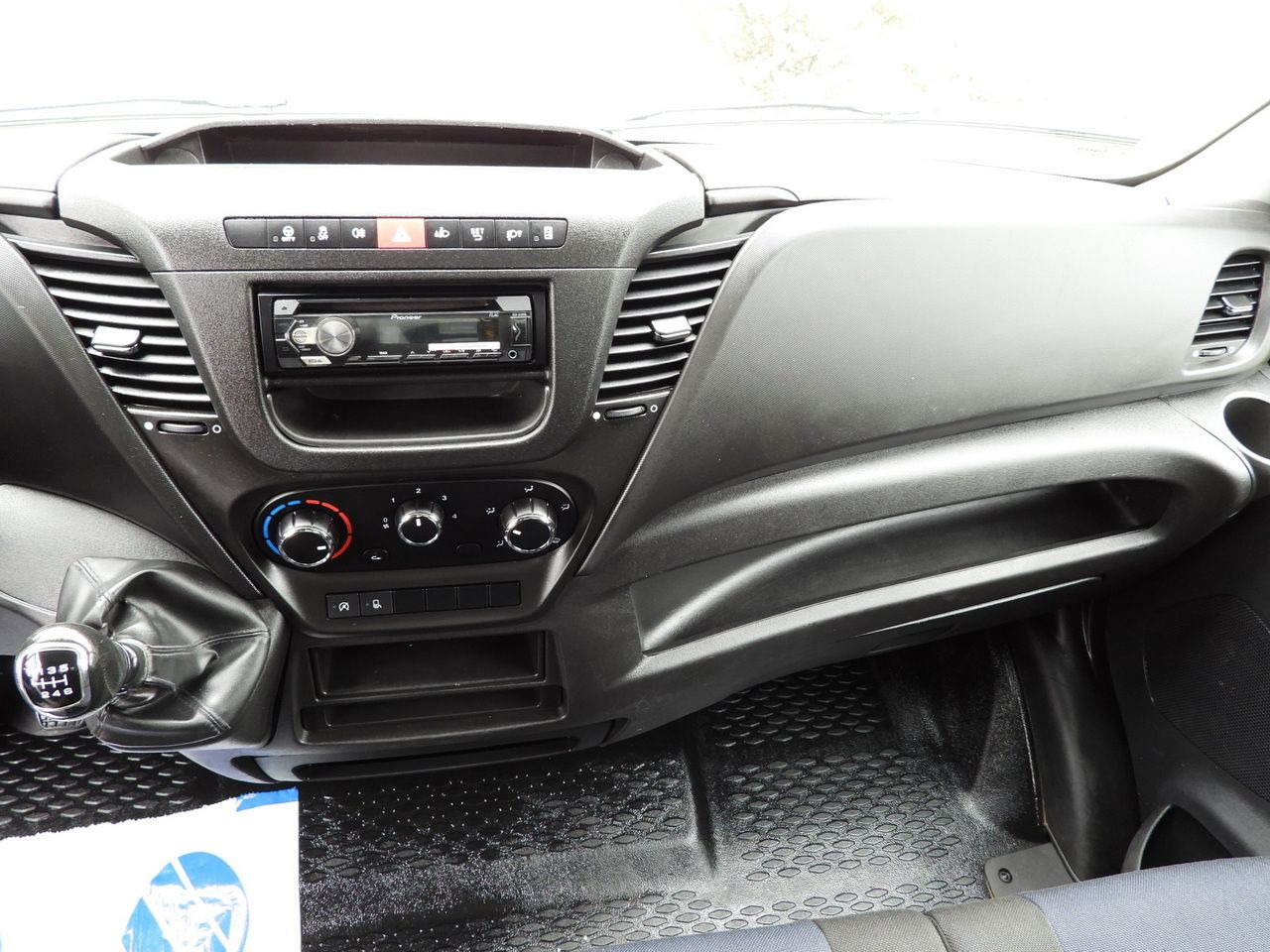 Лизинг на IVECO DAILY 35C14 TIPPER CRUISE CONTROL TWIN WHEELS 140HP IVECO DAILY 35C14 TIPPER CRUISE CONTROL TWIN WHEELS 140HP: снимка 33 Лизинг на IVECO DAILY 35C14 TIPPER CRUISE CONTROL TWIN WHEELS 140HP IVECO DAILY 35C14 TIPPER CRUISE CONTROL TWIN WHEELS 140HP: снимка 33