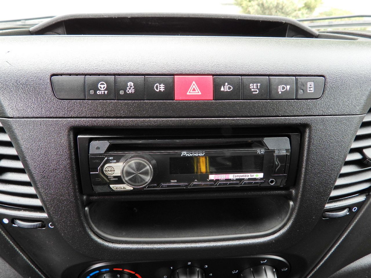 Лизинг на IVECO DAILY 35C14 TIPPER CRUISE CONTROL TWIN WHEELS 140HP IVECO DAILY 35C14 TIPPER CRUISE CONTROL TWIN WHEELS 140HP: снимка 35 Лизинг на IVECO DAILY 35C14 TIPPER CRUISE CONTROL TWIN WHEELS 140HP IVECO DAILY 35C14 TIPPER CRUISE CONTROL TWIN WHEELS 140HP: снимка 35