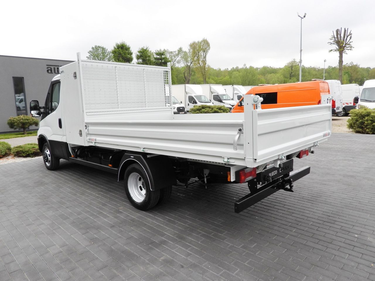 Лизинг на IVECO DAILY 35C14 TIPPER CRUISE CONTROL TWIN WHEELS 140HP IVECO DAILY 35C14 TIPPER CRUISE CONTROL TWIN WHEELS 140HP: снимка 9 Лизинг на IVECO DAILY 35C14 TIPPER CRUISE CONTROL TWIN WHEELS 140HP IVECO DAILY 35C14 TIPPER CRUISE CONTROL TWIN WHEELS 140HP: снимка 9