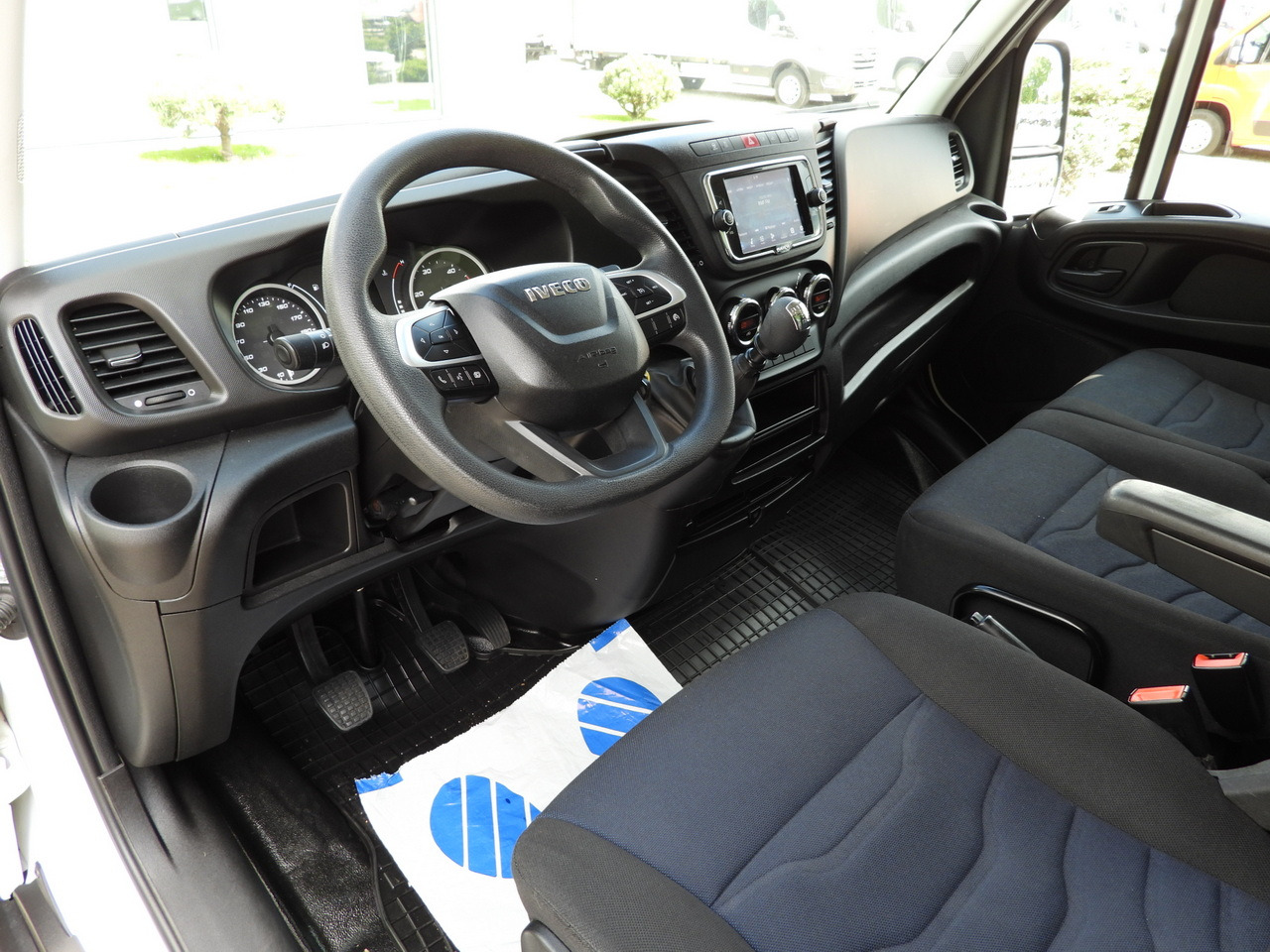 IVECO DAILY 35C16 BOX LIFT 8 PALLETS CRUISE CONTROL TWIN WHEELS AIR CONDITIONING 160HP - Лекотоварен автомобил фургон: снимка 2 IVECO DAILY 35C16 BOX LIFT 8 PALLETS CRUISE CONTROL TWIN WHEELS AIR CONDITIONING 160HP - Лекотоварен автомобил фургон: снимка 2