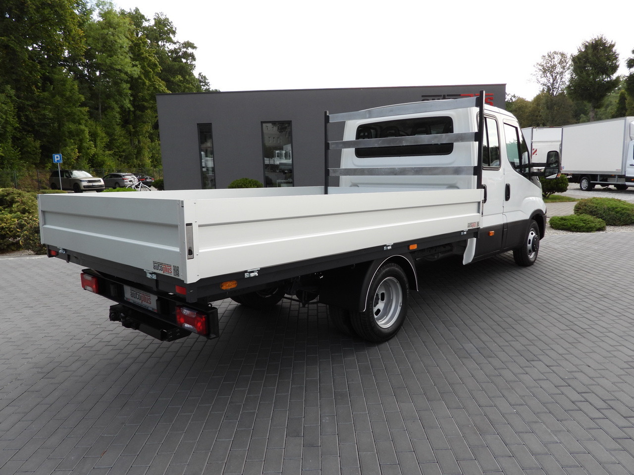 IVECO DAILY 35C17 STAKE BODY DOUBLE CABIN DOKA 7 SEATS CRUISE CONTROL TWIN WHEELS AIR CONDITIONING 170HP - Бордови бус: снимка 3 IVECO DAILY 35C17 STAKE BODY DOUBLE CABIN DOKA 7 SEATS CRUISE CONTROL TWIN WHEELS AIR CONDITIONING 170HP - Бордови бус: снимка 3