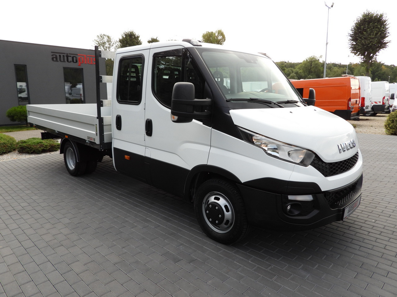 IVECO DAILY 35C17 STAKE BODY DOUBLE CABIN DOKA 7 SEATS CRUISE CONTROL TWIN WHEELS AIR CONDITIONING 170HP - Бус с двойна кабина: снимка 4 IVECO DAILY 35C17 STAKE BODY DOUBLE CABIN DOKA 7 SEATS CRUISE CONTROL TWIN WHEELS AIR CONDITIONING 170HP - Бус с двойна кабина: снимка 4