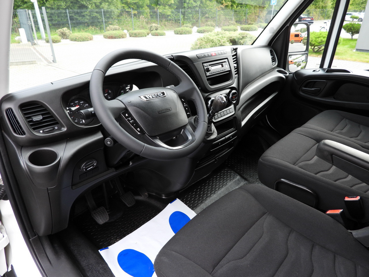 IVECO DAILY 35C17 STAKE BODY DOUBLE CABIN DOKA 7 SEATS CRUISE CONTROL TWIN WHEELS AIR CONDITIONING 170HP - Бордови бус: снимка 2 IVECO DAILY 35C17 STAKE BODY DOUBLE CABIN DOKA 7 SEATS CRUISE CONTROL TWIN WHEELS AIR CONDITIONING 170HP - Бордови бус: снимка 2