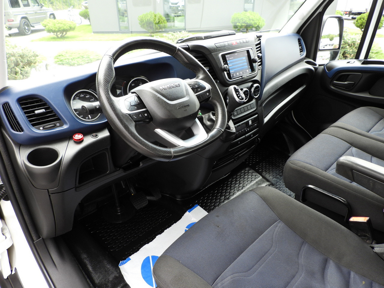 IVECO DAILY 35C18 THREE-WAY TIPPER 3 HDS SEATS CRUISE CONTROL LED LIGHTS AUTOMATIC TRANSMISSION HI-MATIC TWIN WHEELS AIR CONDITIONING 180HP - Бус самосвал: снимка 2 IVECO DAILY 35C18 THREE-WAY TIPPER 3 HDS SEATS CRUISE CONTROL LED LIGHTS AUTOMATIC TRANSMISSION HI-MATIC TWIN WHEELS AIR CONDITIONING 180HP - Бус самосвал: снимка 2