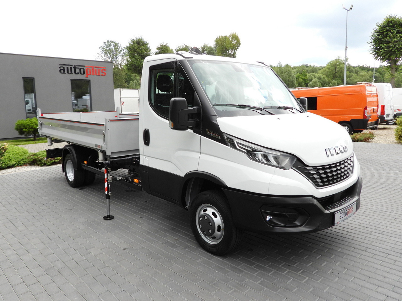 IVECO DAILY 35C18 THREE-WAY TIPPER 3 HDS SEATS CRUISE CONTROL LED LIGHTS AUTOMATIC TRANSMISSION HI-MATIC TWIN WHEELS AIR CONDITIONING 180HP - Бус самосвал: снимка 4 IVECO DAILY 35C18 THREE-WAY TIPPER 3 HDS SEATS CRUISE CONTROL LED LIGHTS AUTOMATIC TRANSMISSION HI-MATIC TWIN WHEELS AIR CONDITIONING 180HP - Бус самосвал: снимка 4