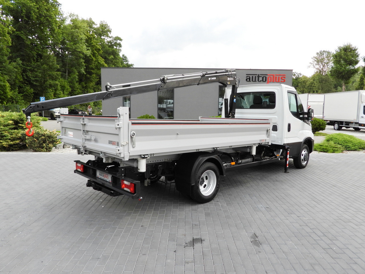 IVECO DAILY 35C18 THREE-WAY TIPPER 3 HDS SEATS CRUISE CONTROL LED LIGHTS AUTOMATIC TRANSMISSION HI-MATIC TWIN WHEELS AIR CONDITIONING 180HP - Бус самосвал: снимка 3 IVECO DAILY 35C18 THREE-WAY TIPPER 3 HDS SEATS CRUISE CONTROL LED LIGHTS AUTOMATIC TRANSMISSION HI-MATIC TWIN WHEELS AIR CONDITIONING 180HP - Бус самосвал: снимка 3