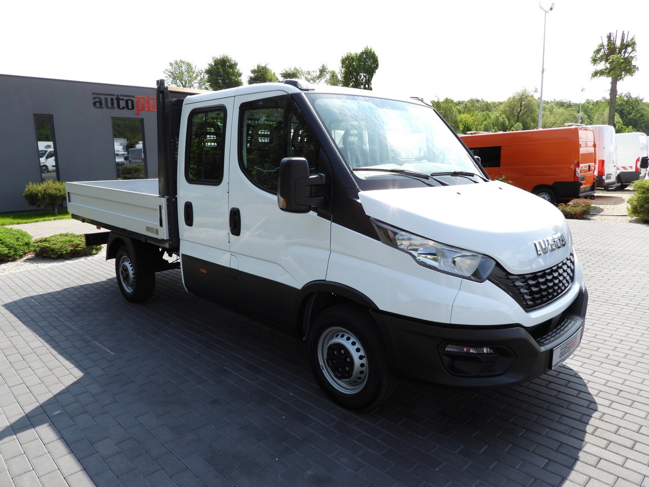IVECO DAILY 35S12 STAKE BODY DOUBLE CABIN DOKA 7 SEATS AIR CONDITIONING 120HP - Бус с двойна кабина: снимка 4 IVECO DAILY 35S12 STAKE BODY DOUBLE CABIN DOKA 7 SEATS AIR CONDITIONING 120HP - Бус с двойна кабина: снимка 4